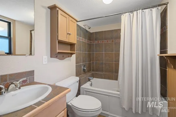 $679,000 | 17 Stony Brook Lane, Garden Valley, ID 83622