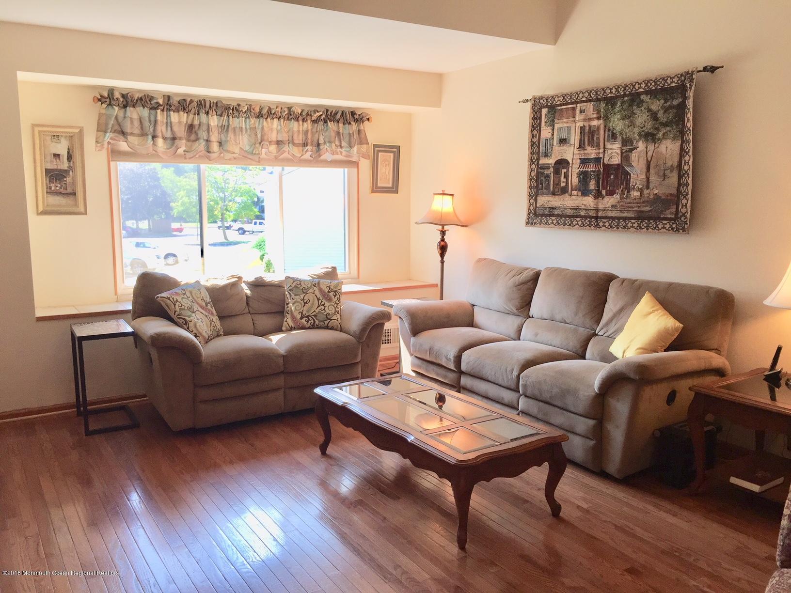 442 Middlewood Road Middletown, NJ 07748 - Photo 2 of 14 IMG_4462