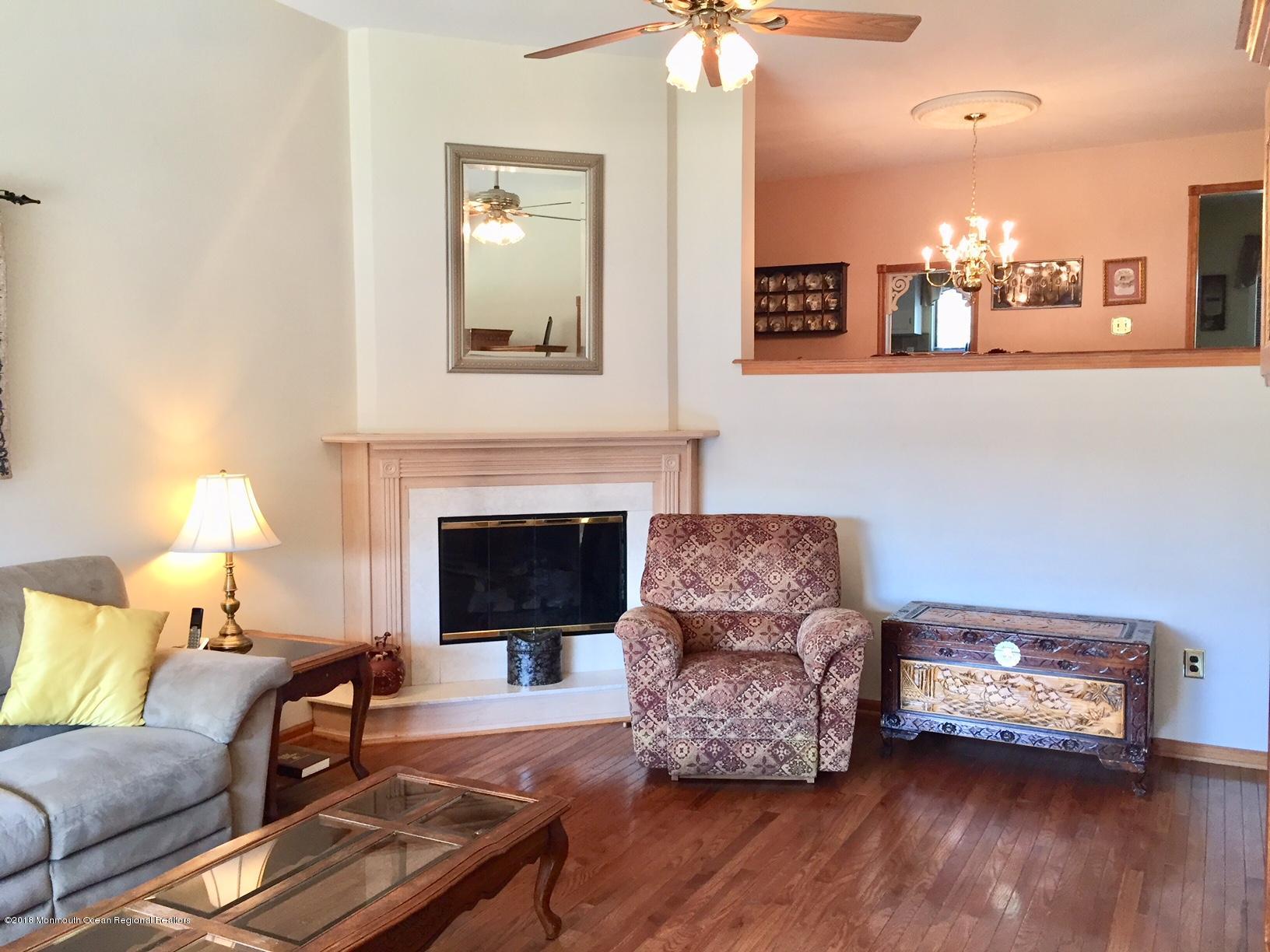 442 Middlewood Road Middletown, NJ 07748 - Photo 3 of 14 IMG_4464