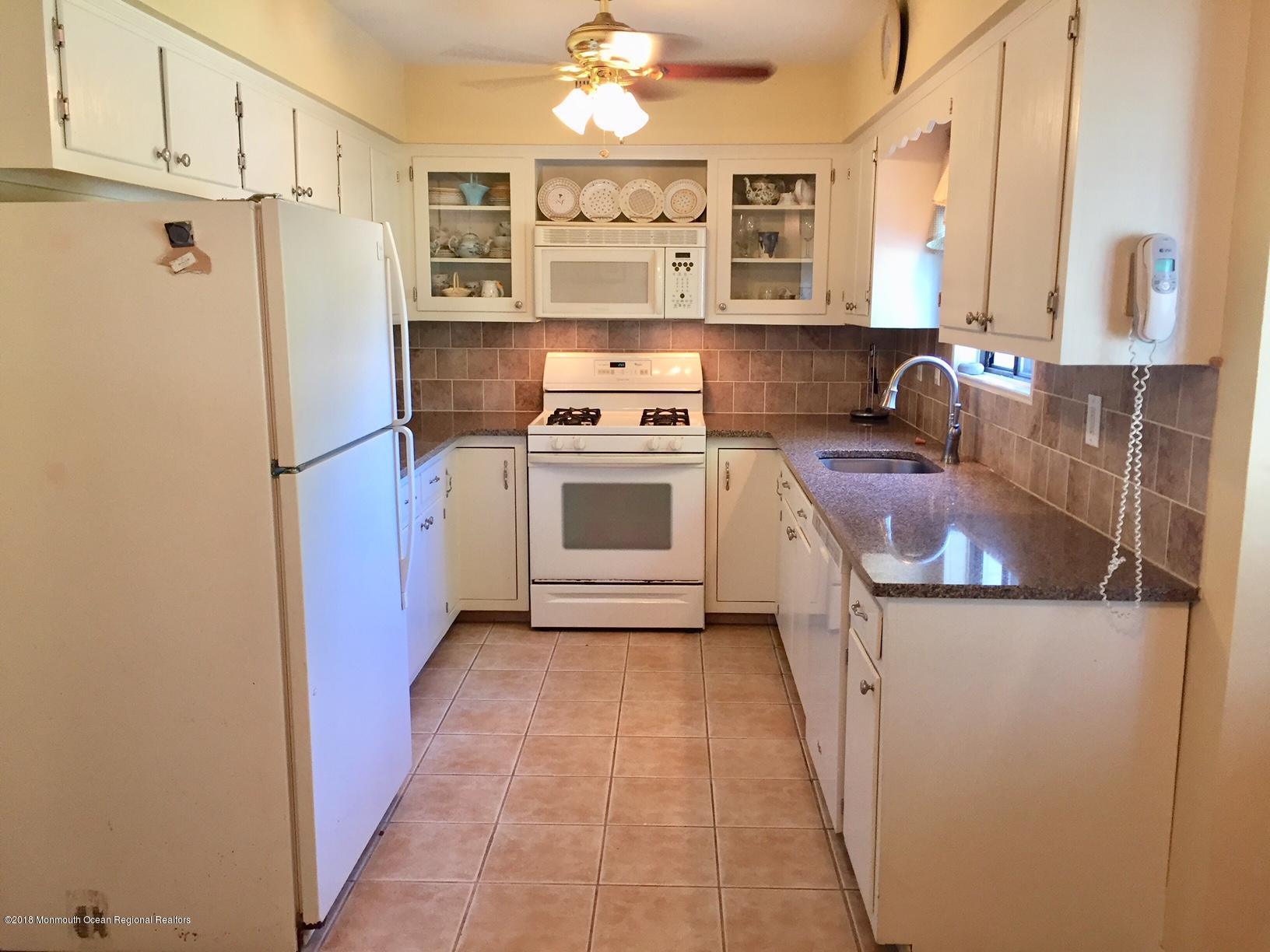 442 Middlewood Road Middletown, NJ 07748 - Photo 6 of 14 IMG_4457