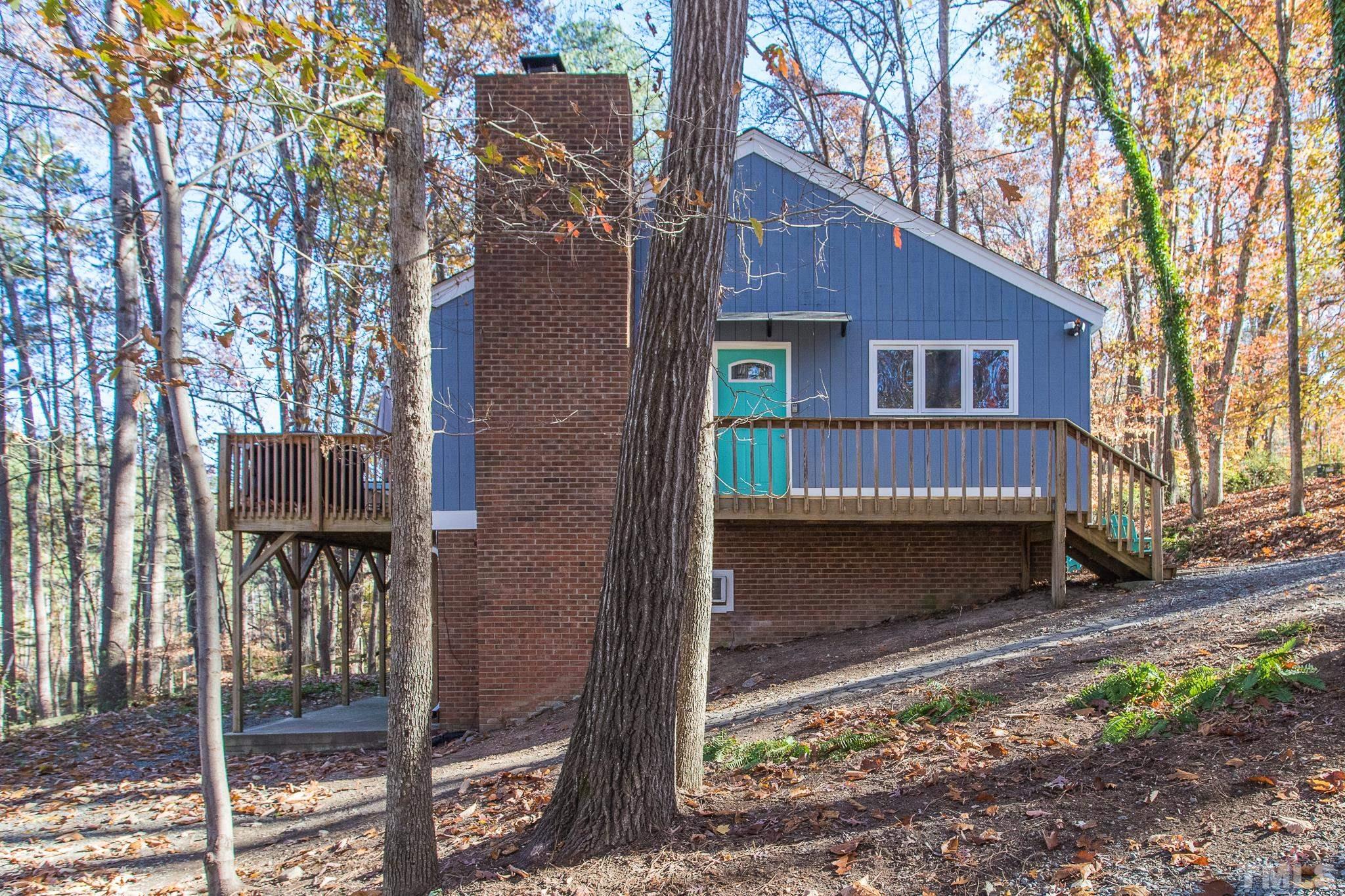 372 Cedar Lake Road Chapel Hill, NC 27516 - Photo 2 of 42 a front view of a house with garden