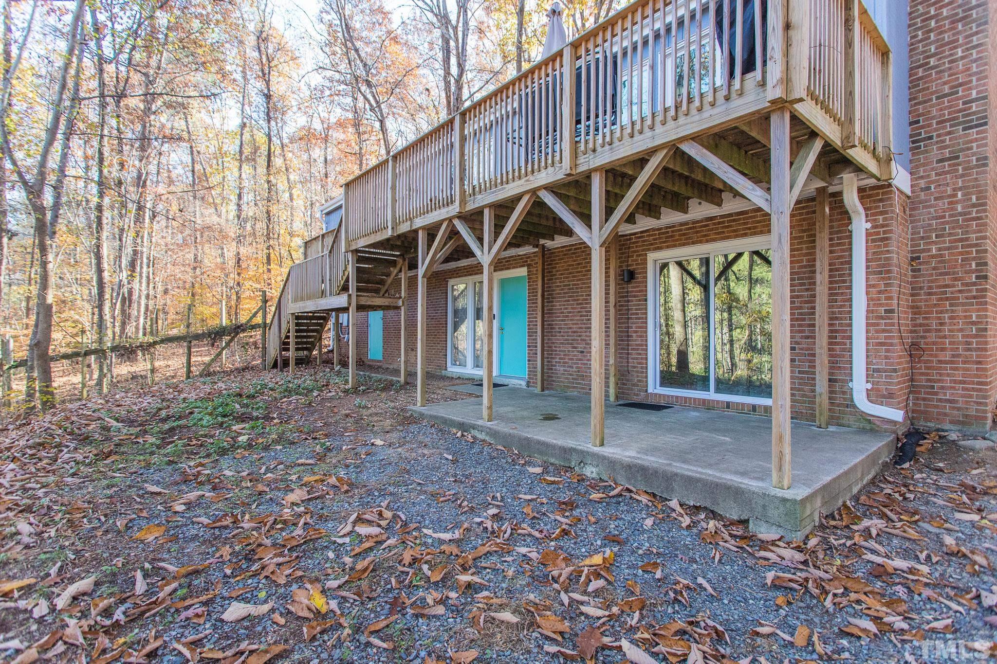 372 Cedar Lake Road Chapel Hill, NC 27516 - Photo 6 of 42 a front view of a house with garden