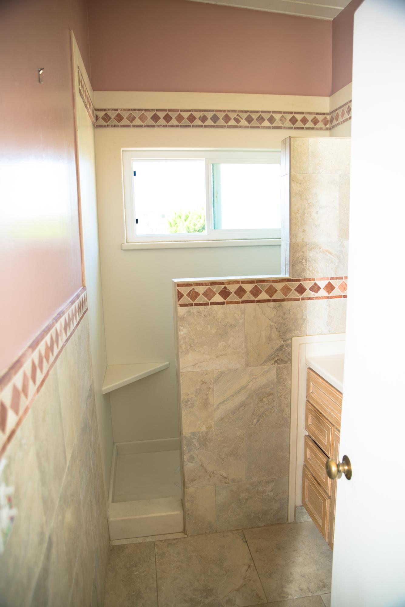 4950 Sandyland Road, Unit 220 Carpinteria, CA 93013 - Photo 18 of 20 a bathroom with a shower