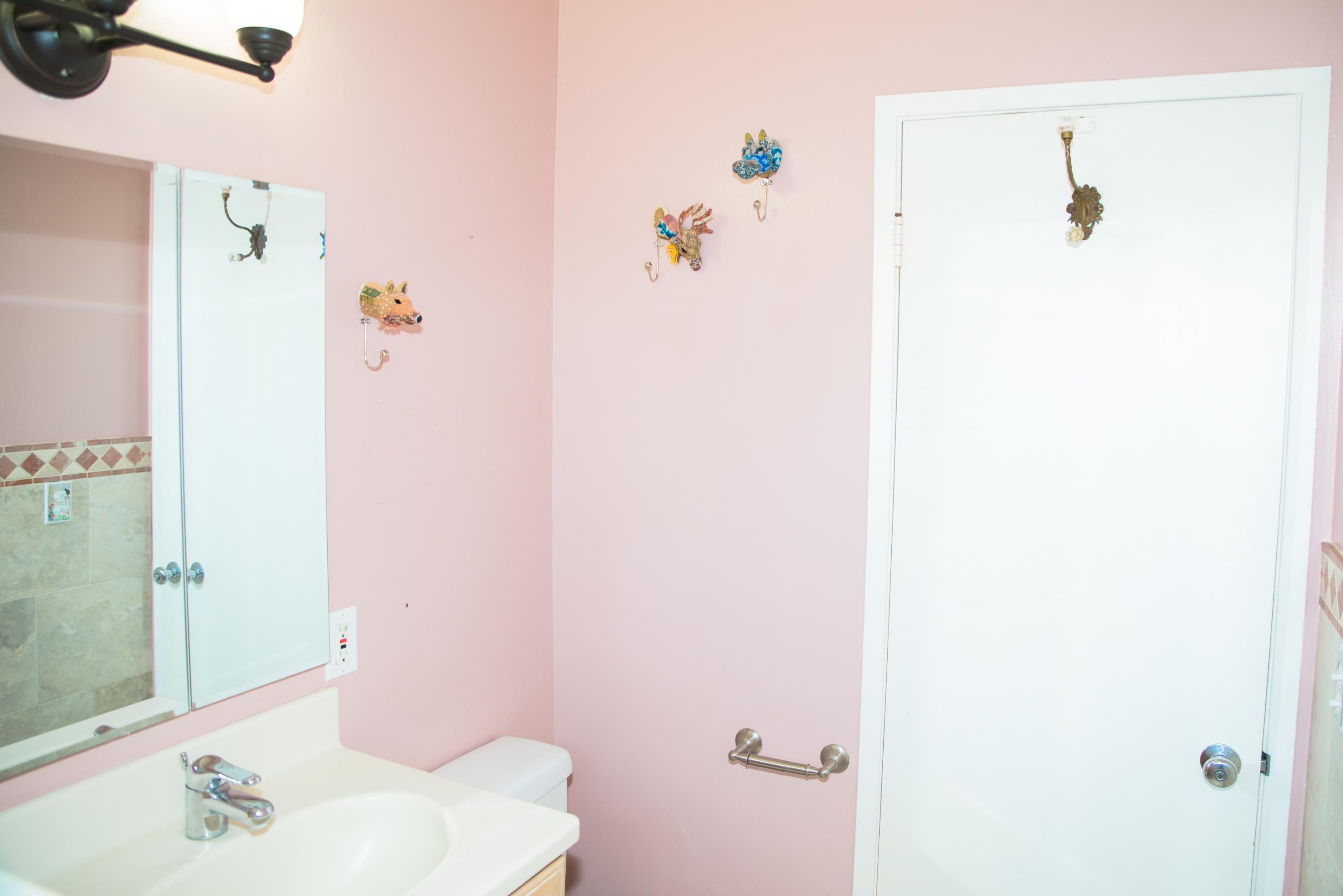 4950 Sandyland Road, Unit 220 Carpinteria, CA 93013 - Photo 20 of 20 a bathroom with a sink and a mirror