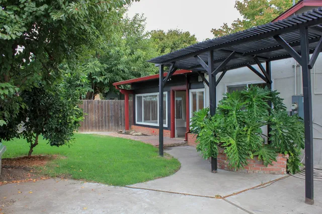 a view of a house with a yard