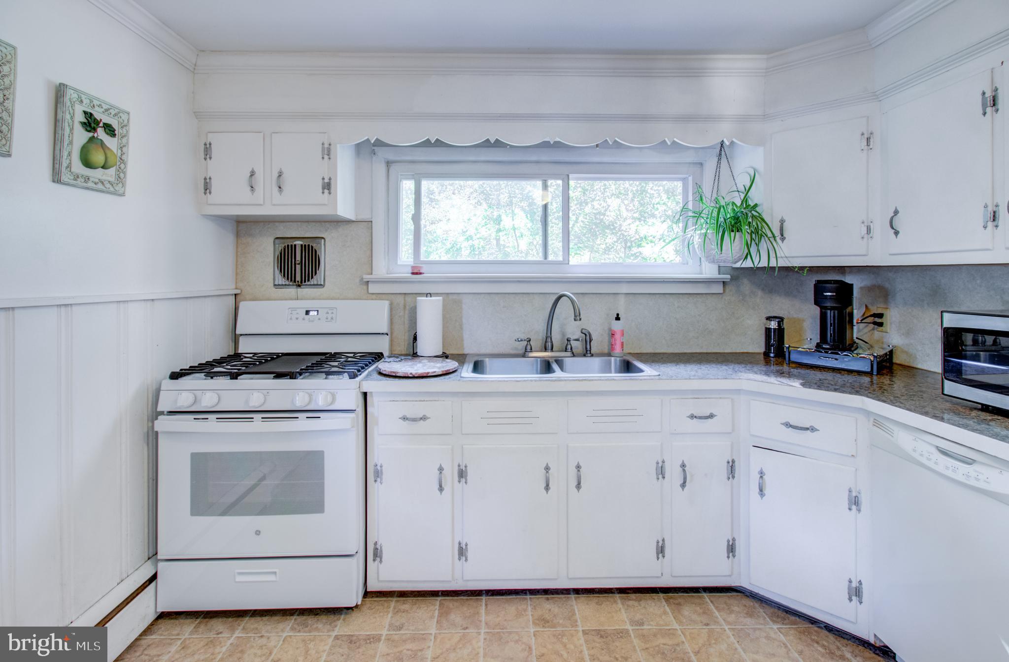 869 Edinburg Road Hamilton, NJ 08690 - Photo 8 of 25
