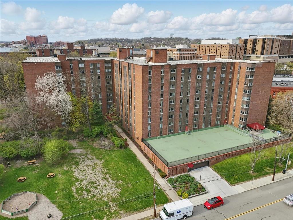 5 Bayard Road, Unit 400 Pittsburgh, PA 15213 - Photo 29 of 33 Surrounding the towers are the charming streets of Shadyside, with its leafy, vibrant neighborhoods and the bustling commercial areas of Walnut Street and Ellsworth Avenue just a few blocks away.