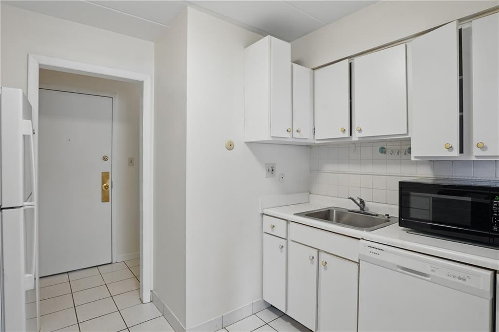 5 Bayard Road, Unit 400 Pittsburgh, PA 15213 - Photo 7 of 33 Whether entertaining guests, or simply enjoying quiet moments of reflection, this kitchen offers a clean aesthetic with ample counter & drawer space.