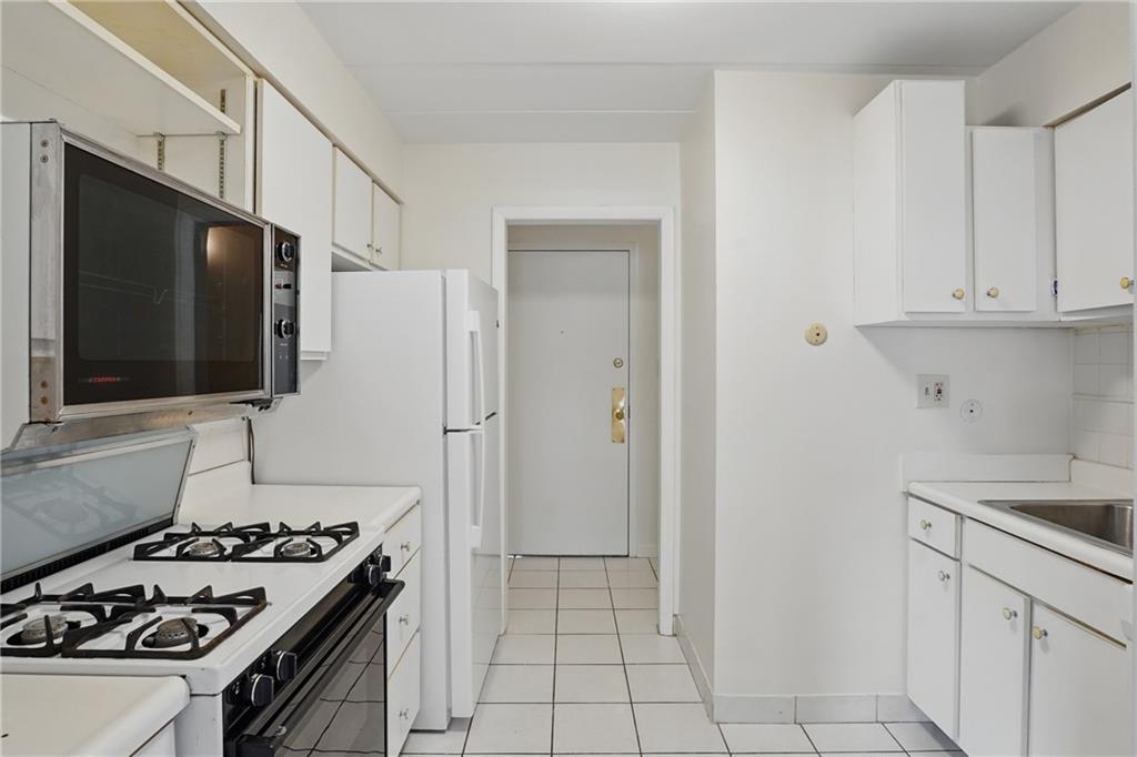 5 Bayard Road, Unit 400 Pittsburgh, PA 15213 - Photo 8 of 33 The kitchen reflects a corridor-style layout, which feels open. The clean white boasts it spacious design.
