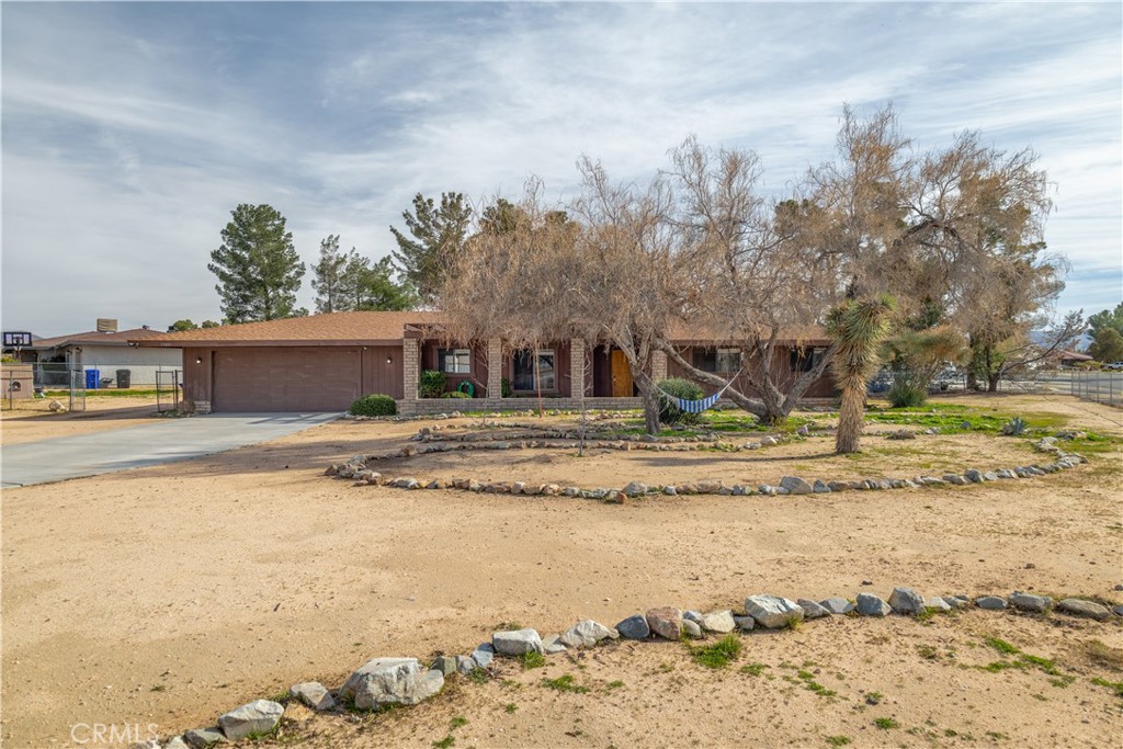 19801 Talihina Road Apple Valley, CA 92307 - Photo 2 of 32 a view of a yard with a snow in the background