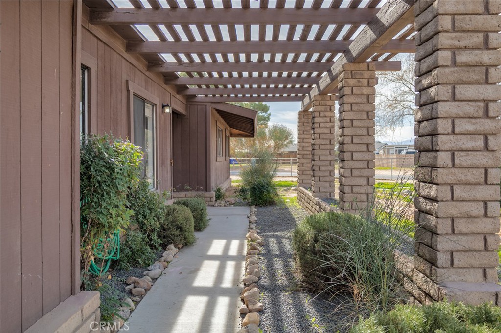 19801 Talihina Road Apple Valley, CA 92307 - Photo 5 of 32 a front view of a house