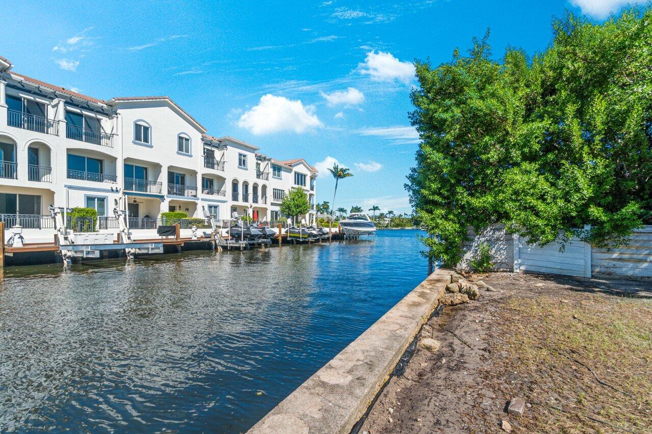 818 Chukker Road Delray Beach, FL 33483 - Photo 5 of 12 006-818ChukkerRoad-DelrayBeach-FL-33483-