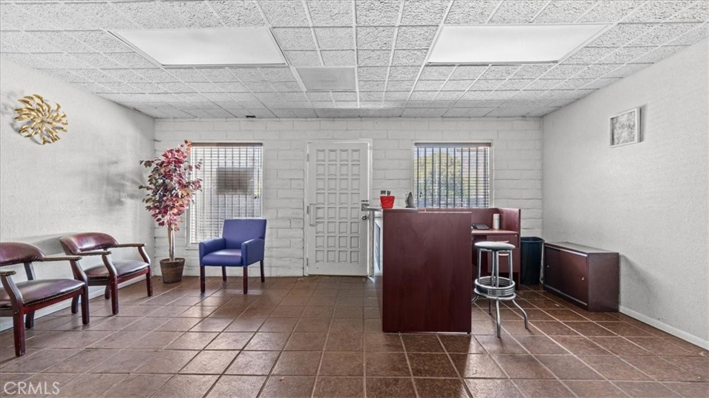 580 East Foothill Boulevard Azusa, CA 91702 - Photo 22 of 36 a workspace with furniture and window