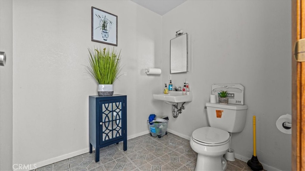 580 East Foothill Boulevard Azusa, CA 91702 - Photo 23 of 36 a living room with furniture and a potted plant