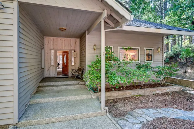 a view of a house with backyard and garden