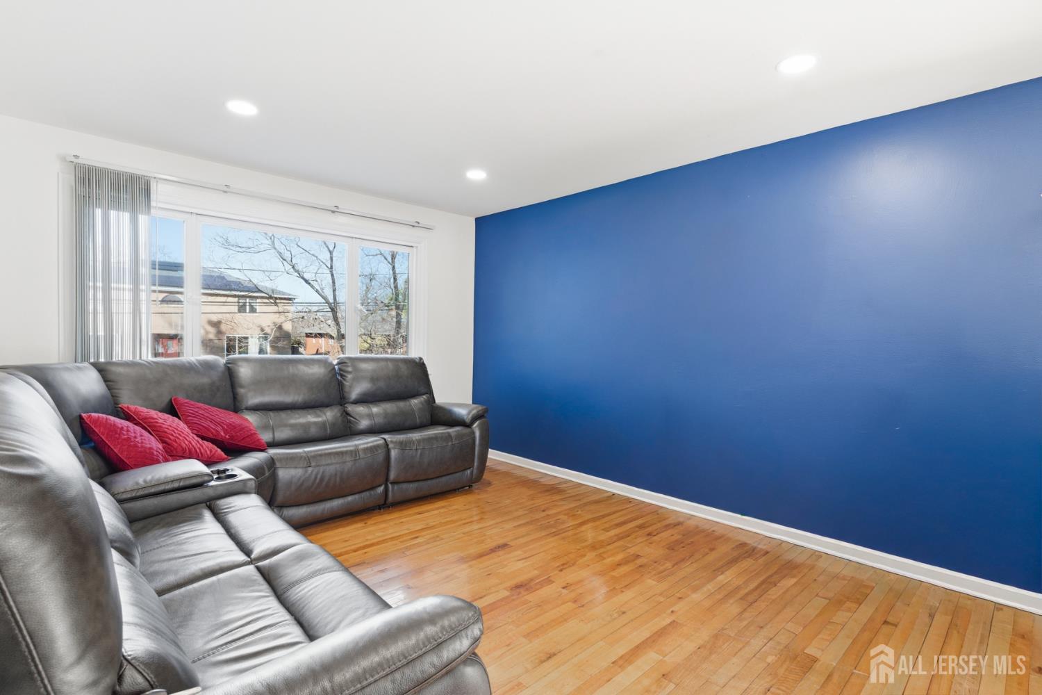160 Stratton Street South Piscataway, NJ 08854 - Photo 14 of 31 a living room with a couch