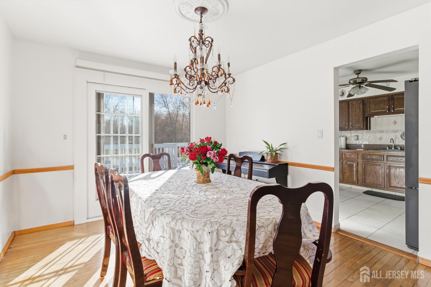 160 Stratton Street South Piscataway, NJ 08854 - Photo 18 of 31 a dining room with furniture and window