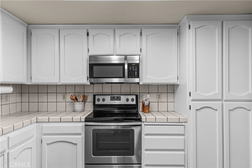 3585 Cabrillo Court Merced, CA 95348 - Photo 14 of 42 a kitchen with appliances a sink and cabinets