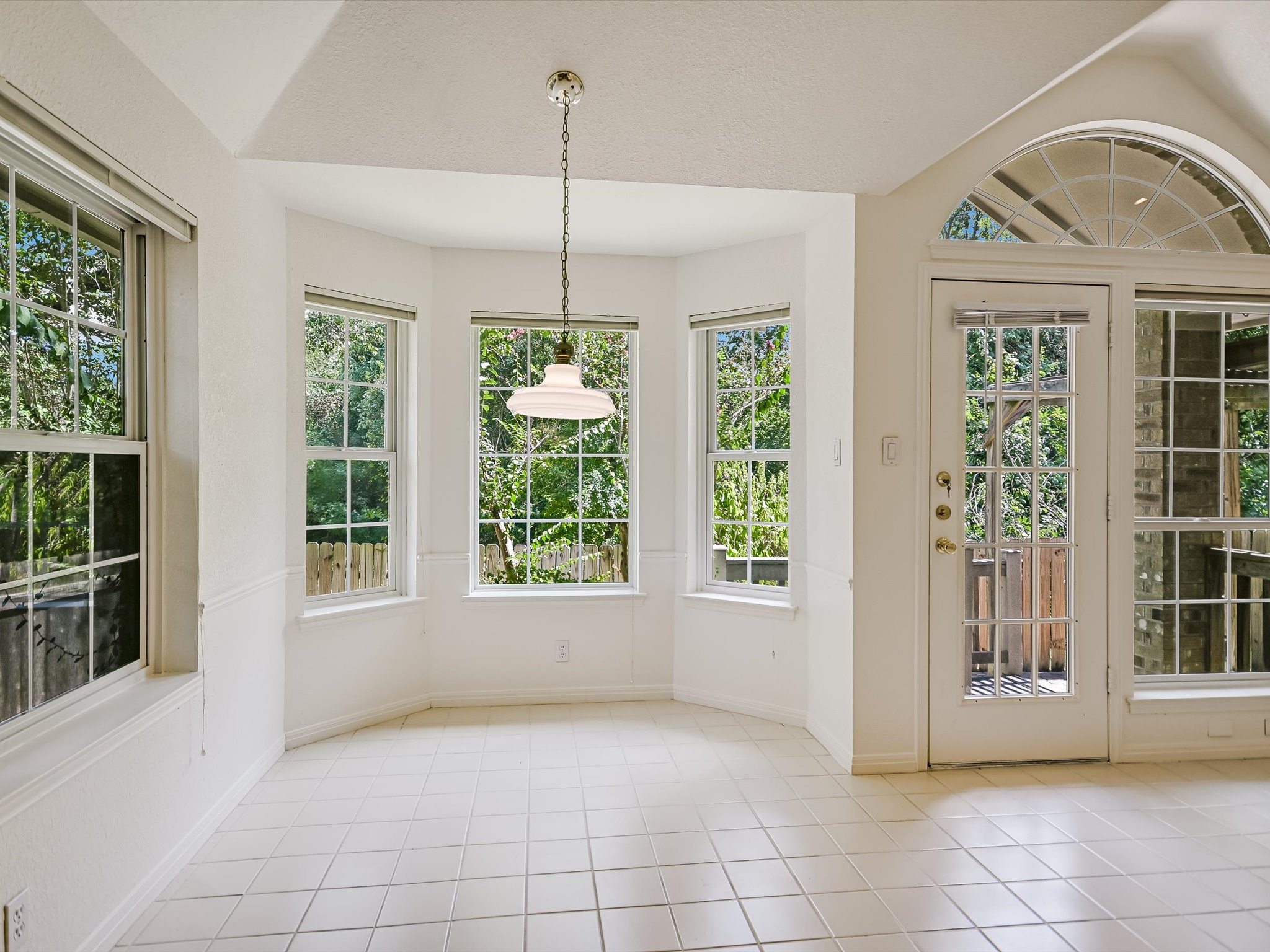 10817 Redmond Road Austin, TX 78739 - Photo 9 of 21 Gorgeous greenbelt views can be enjoyed over home cooked meals in the sunny dining area off the kitchen with beautiful bay windows.