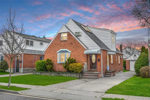 $899,998 | 218 Brown Street, Mineola, NY 11501