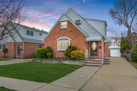 $899,998 | 218 Brown Street, Mineola, NY 11501