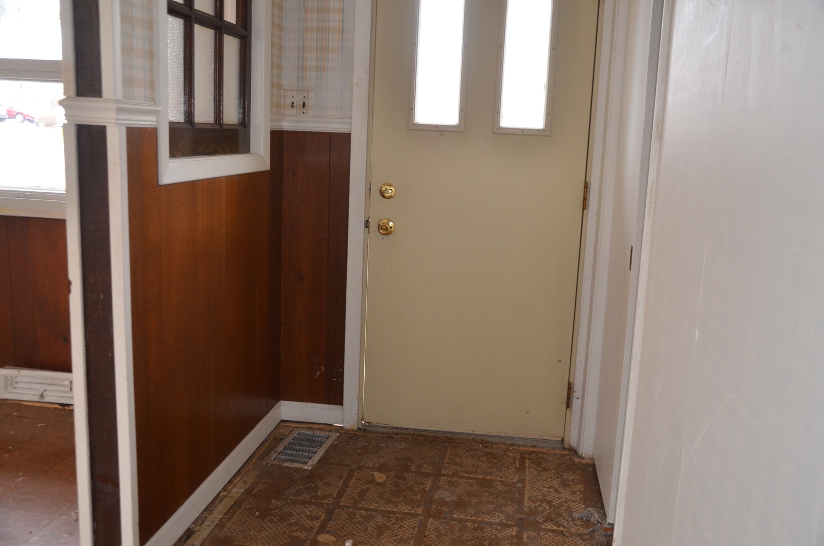 1225 Plainfield Road Darien, IL 60561 - Photo 3 of 14 a view of an front door