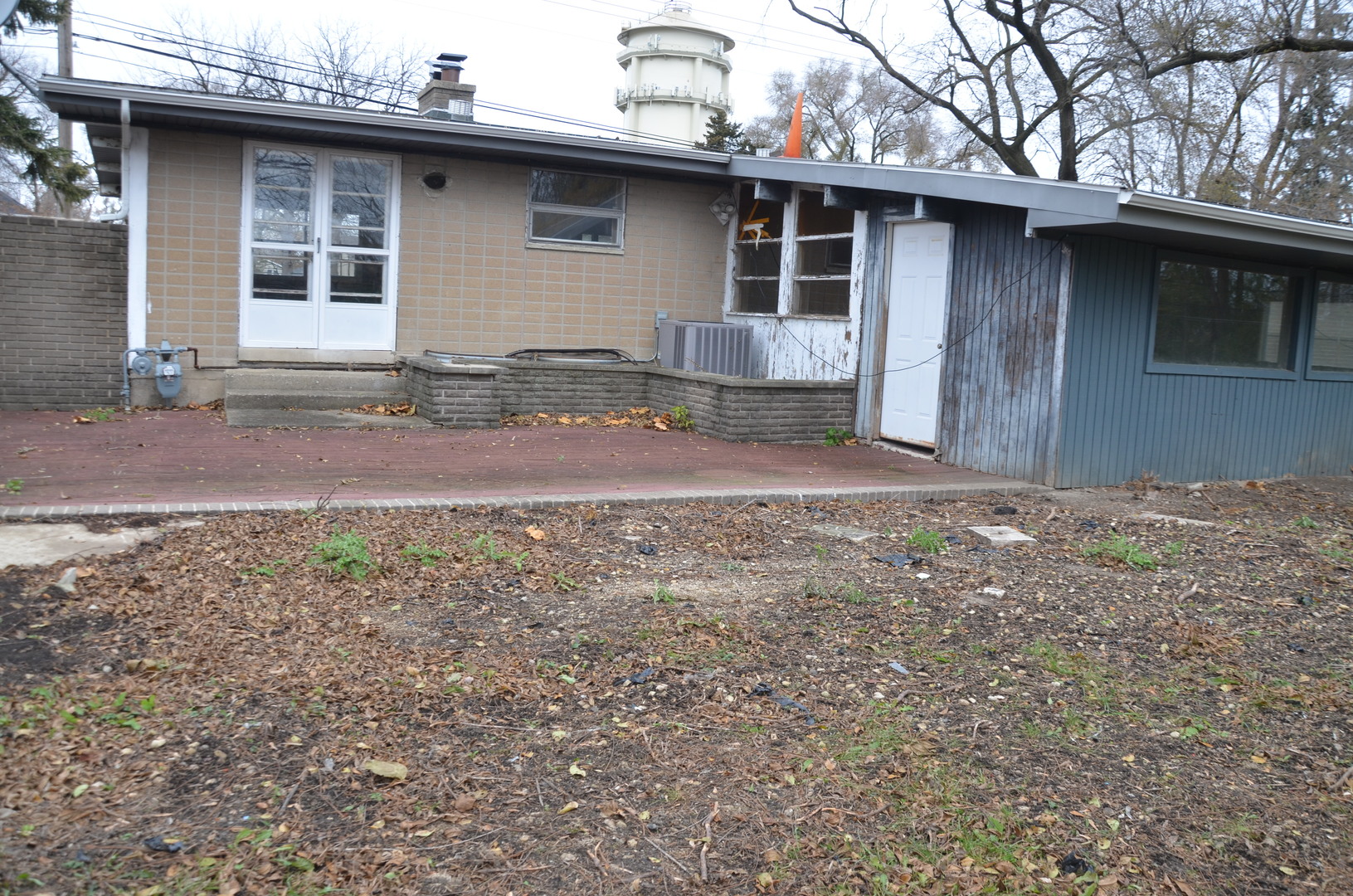 1225 Plainfield Road Darien, IL 60561 - Photo 9 of 14 a front view of a house with garden