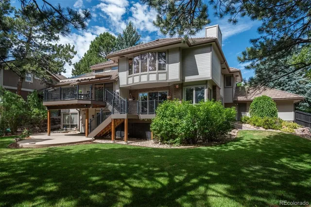 a view of a backyard