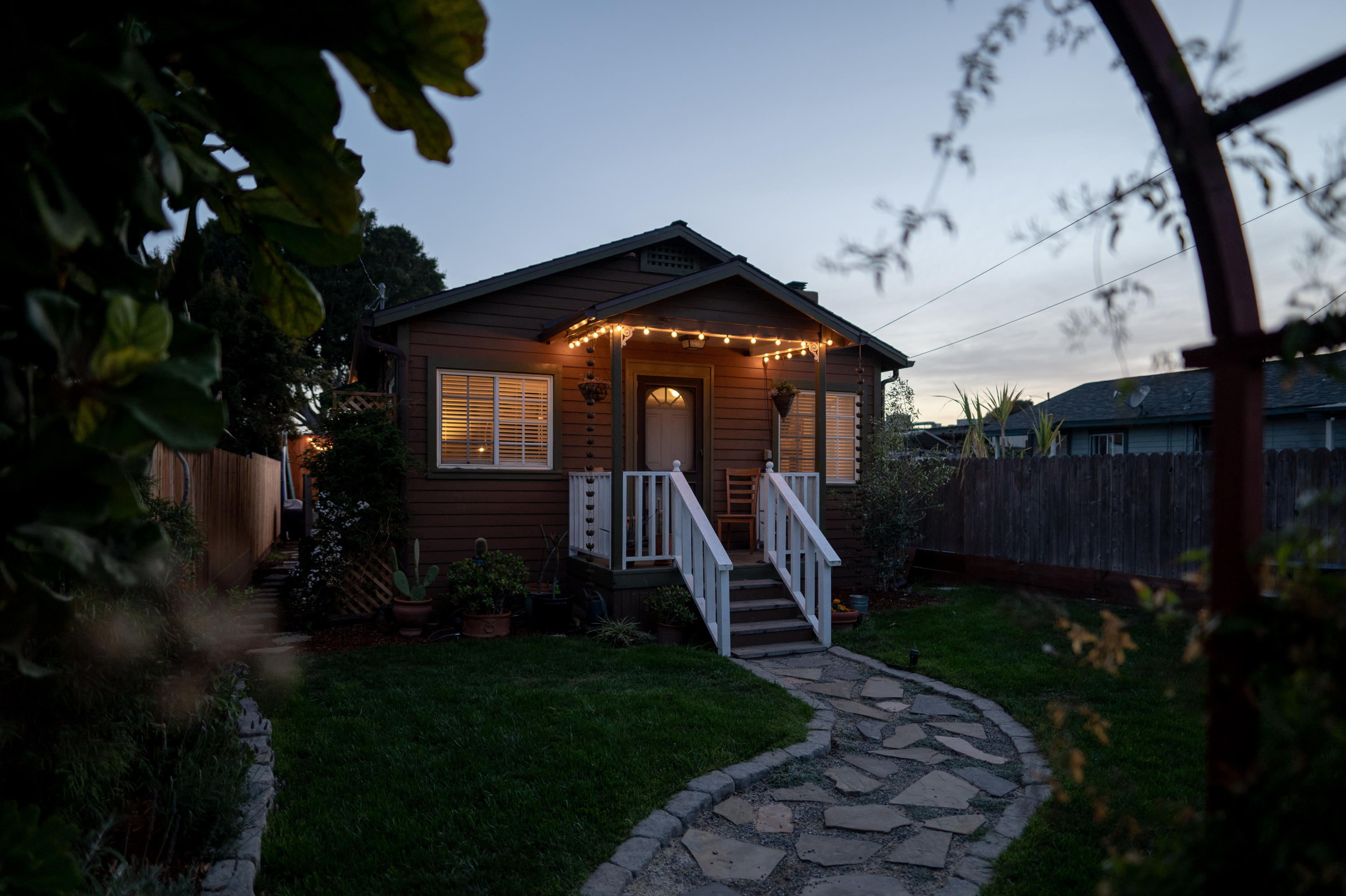 711 Spring Street Santa Barbara, CA 93103 - Photo 1 of 12 Front v1
