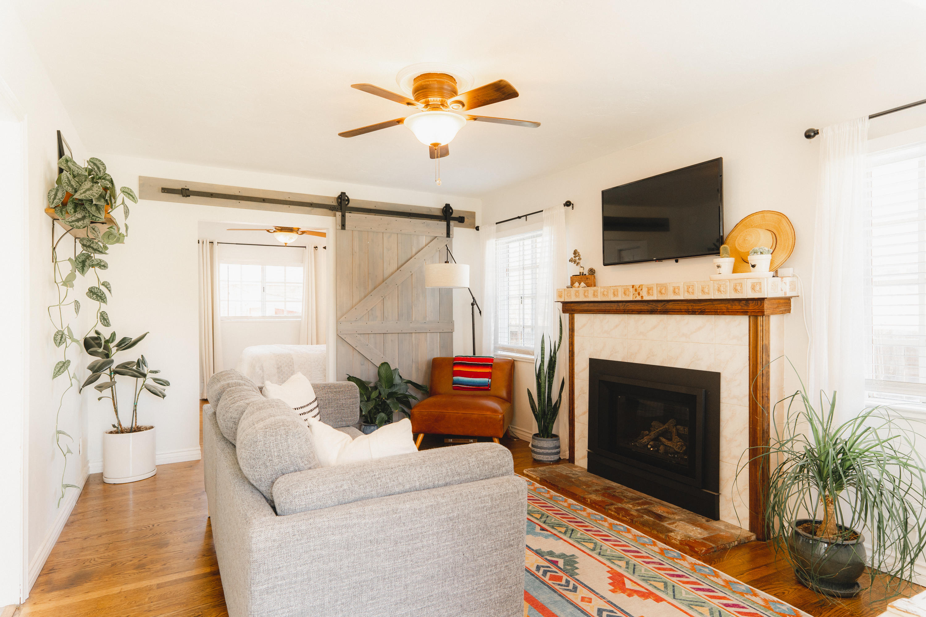 711 Spring Street Santa Barbara, CA 93103 - Photo 2 of 12 Living room v1