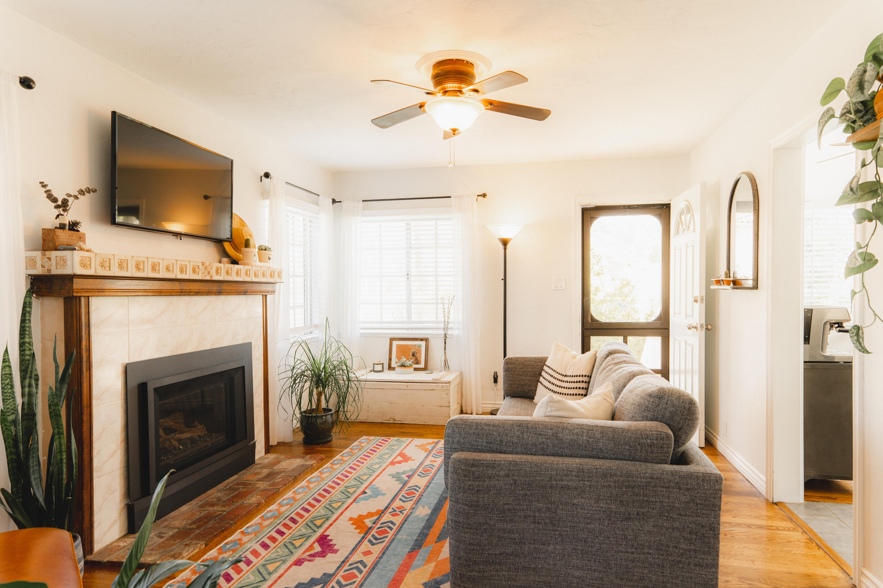 711 Spring Street Santa Barbara, CA 93103 - Photo 3 of 12 Living room v2