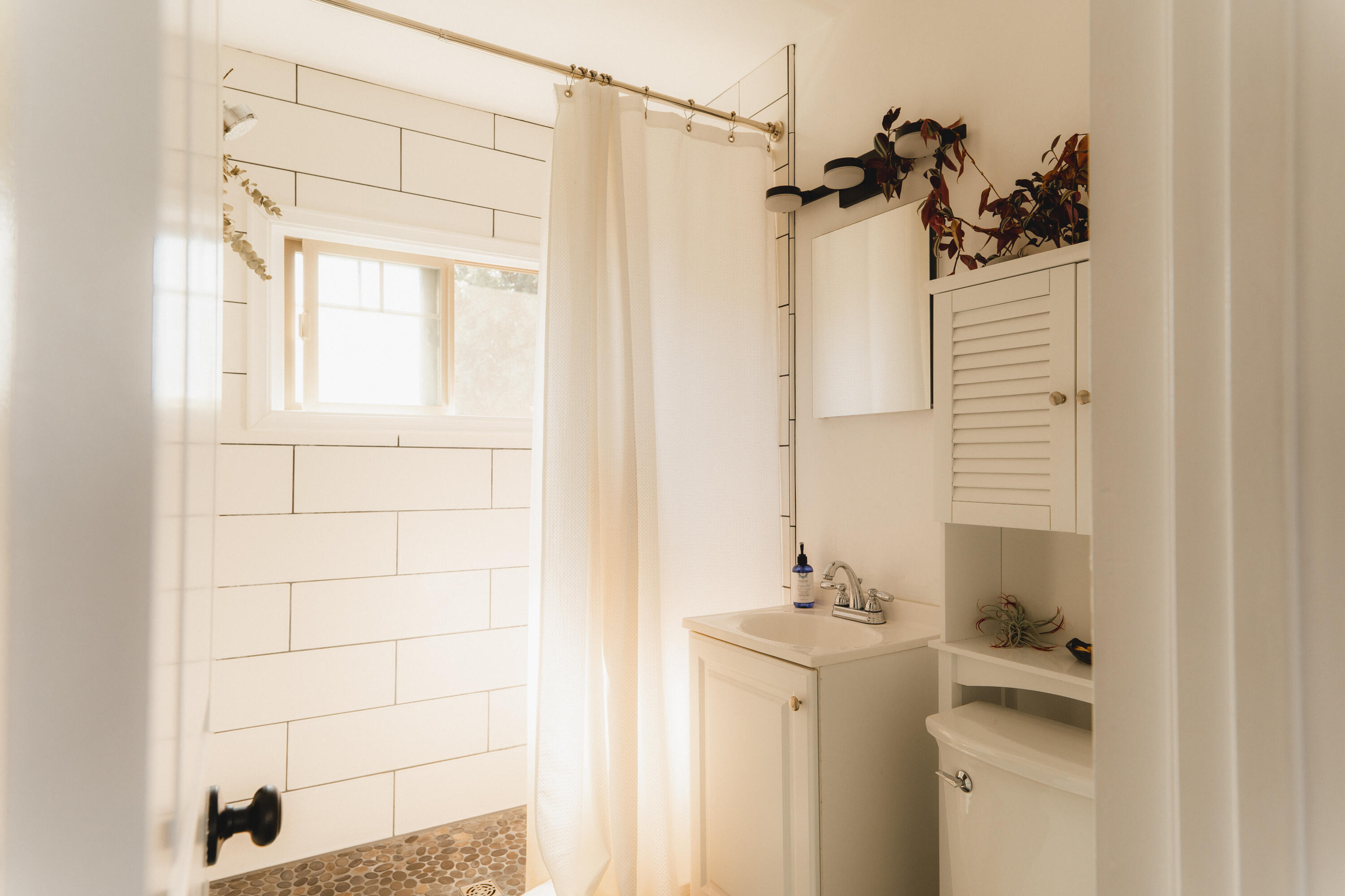 711 Spring Street Santa Barbara, CA 93103 - Photo 8 of 12 Bathroom