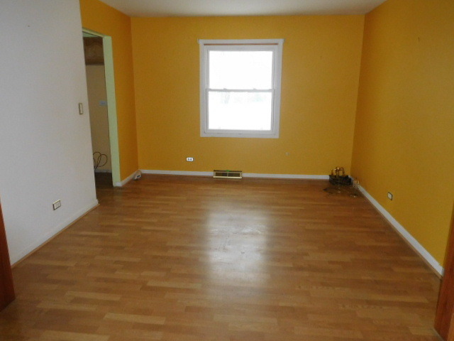 450 Rothbury Drive Bolingbrook, IL 60440 - Photo 5 of 15 an empty room with wooden floor and windows