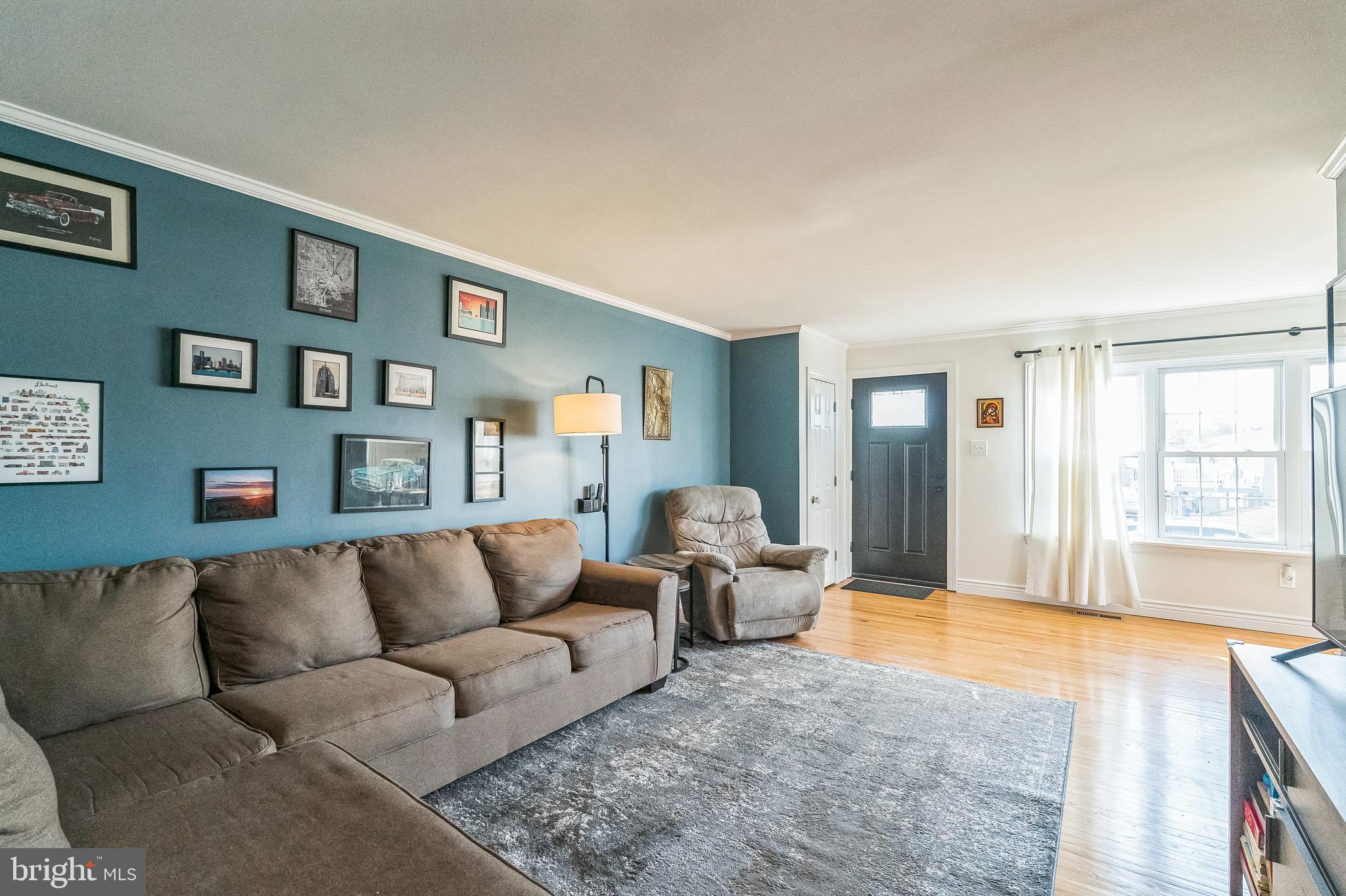 1033 Surrey Road Philadelphia, PA 19115 - Photo 4 of 41 Living Room