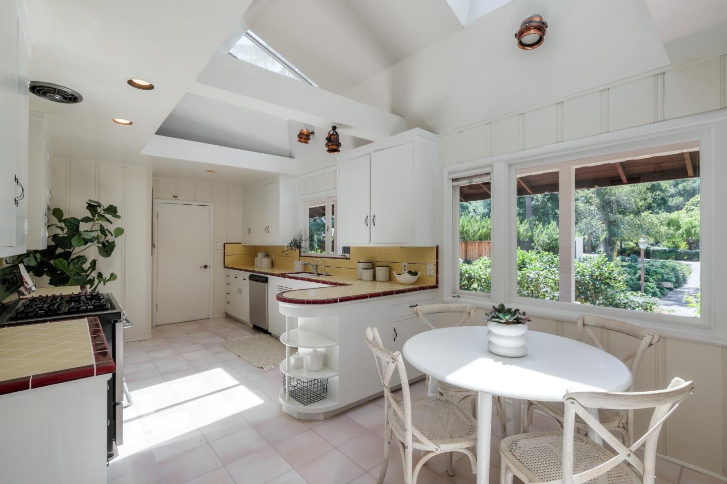 153 Toyon Road Atherton, CA 94027 - Photo 11 of 26 Gallery Image 11