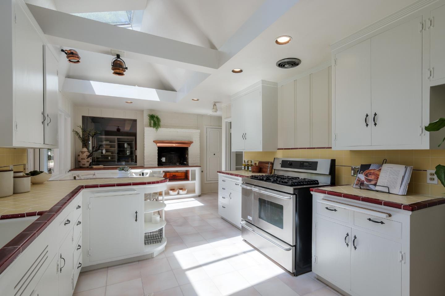 153 Toyon Road Atherton, CA 94027 - Photo 10 of 26 Gallery Image 10