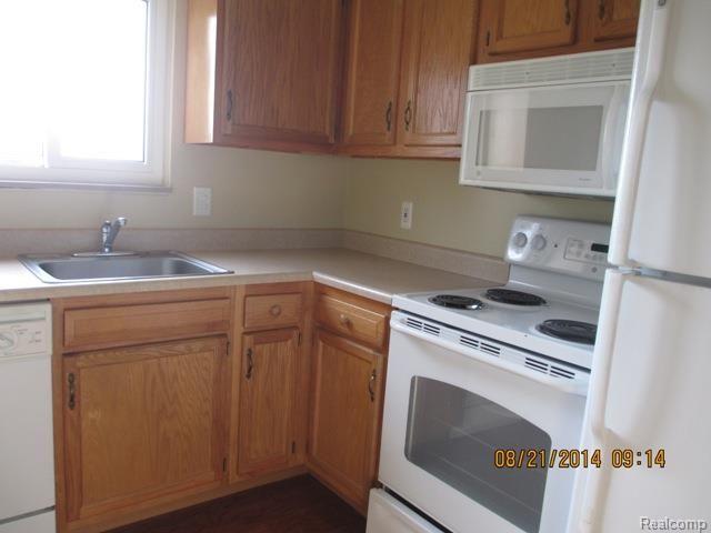 1101 Tienken Court, Unit 106 Rochester, MI 48306 - Photo 3 of 9 Kitchen.jpg