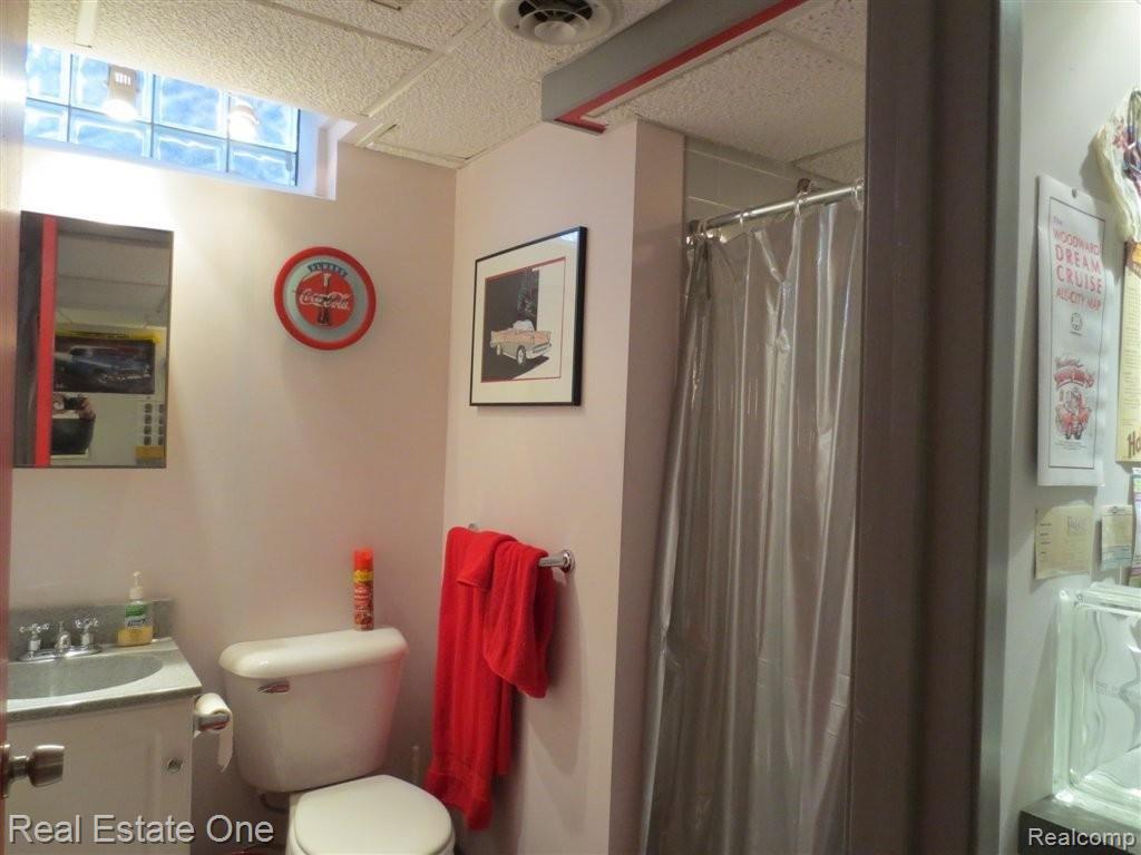 2007 Wiltshire Road Berkley, MI 48072 - Photo 11 of 15 Basement Bath