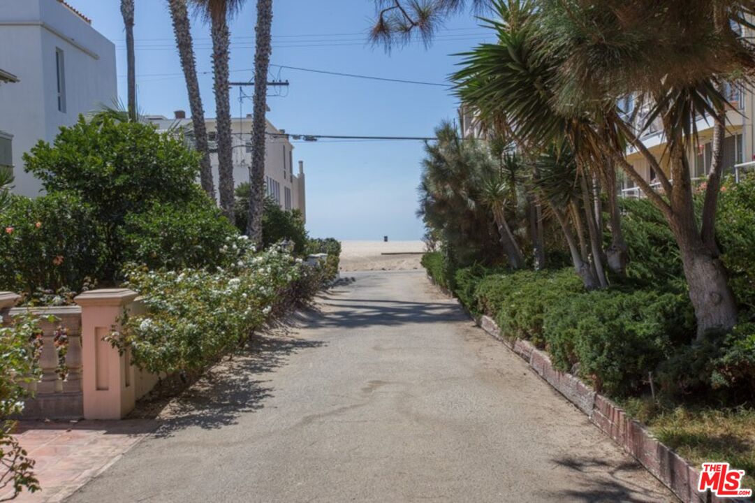 25 Spinnaker Street, Unit 12 Marina del Rey, CA 90292 - Photo 27 of 29 a view of a pathway with house