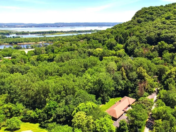 $673,500 | 47060 Queens Cove Drive, Dresbach, MN 55947