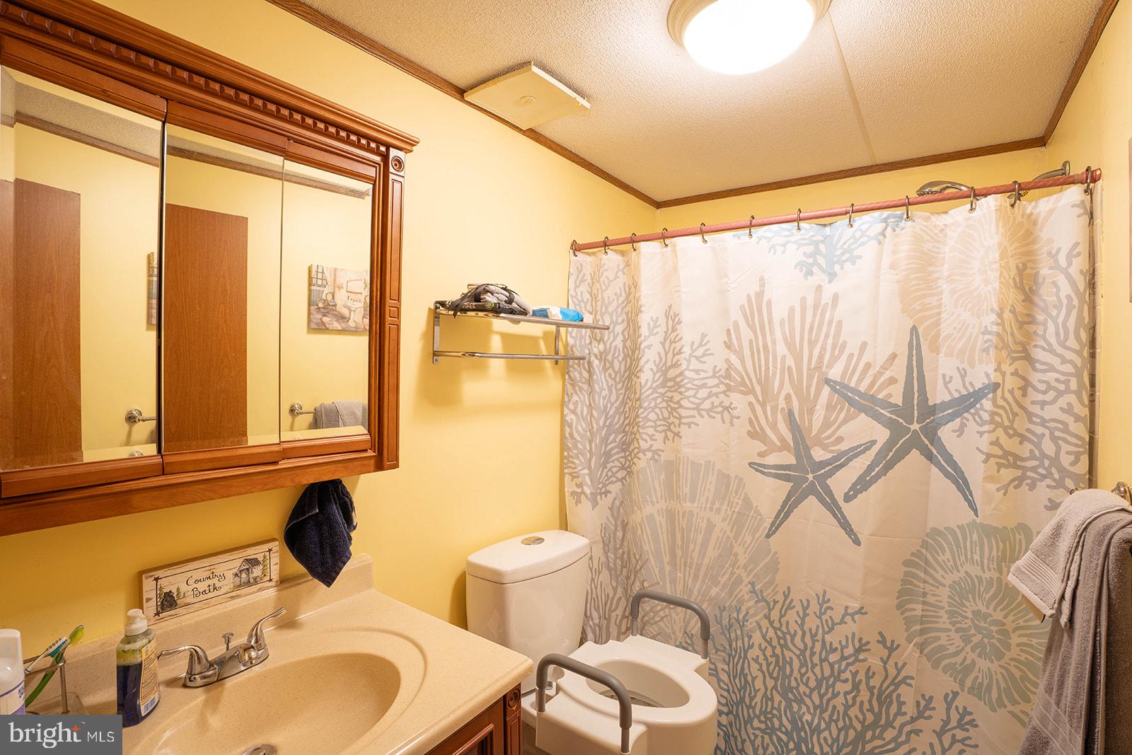 940 Willow Grove Road Monroeville, NJ 08343 - Photo 9 of 22 Full Hallway bathroom