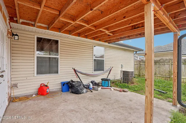 a view of a house with backyard