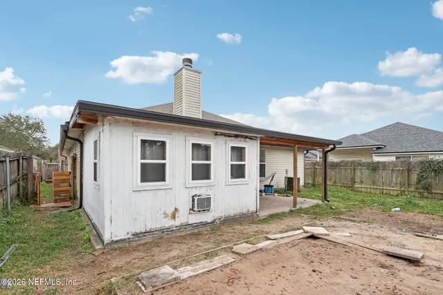 a view of a backyard