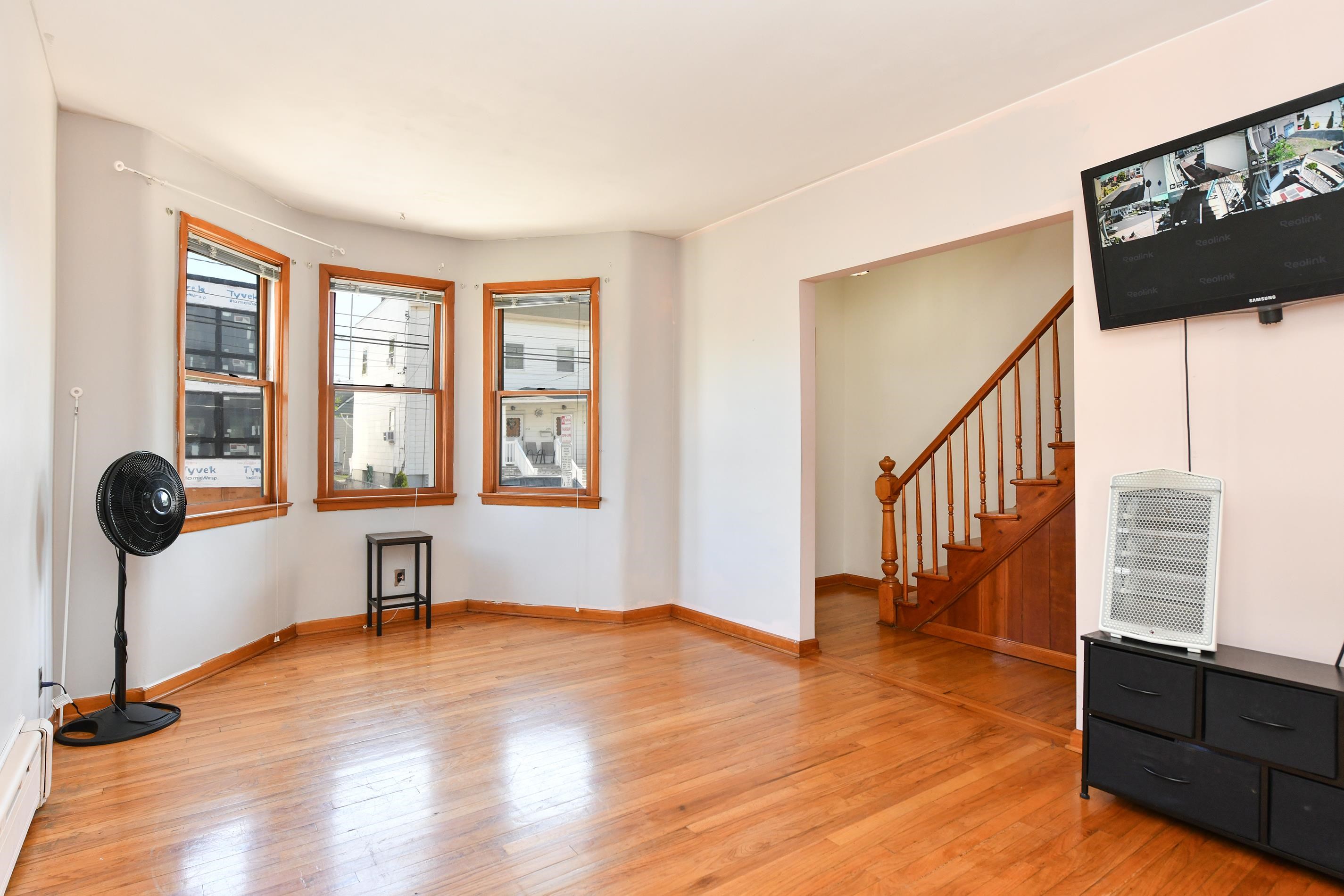 241 Maple Street Secaucus, NJ 07094 - Photo 5 of 34