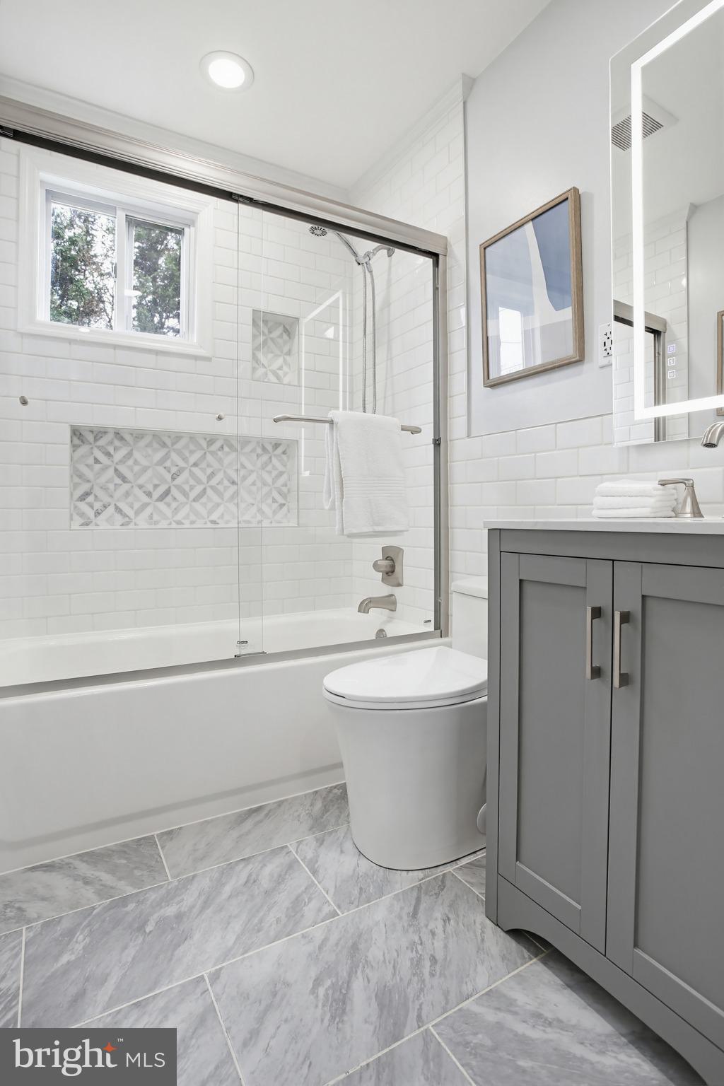 8209 Longpoint Road Baltimore, MD 21222 - Photo 19 of 37 a bathroom with a bathtub and a sink
