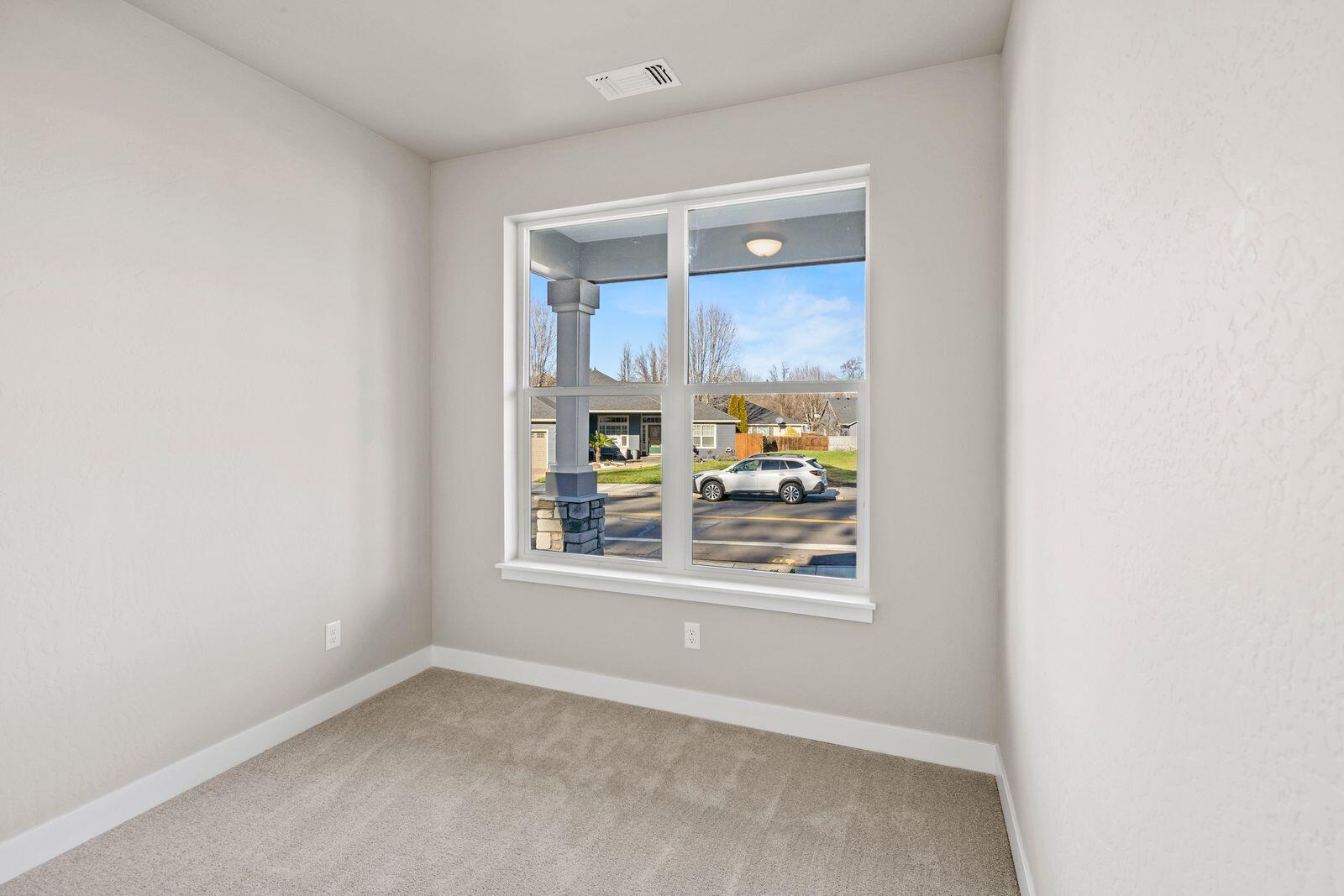 1135 Pumpkin Ridge, Unit 319 Eagle Point, OR 97524 - Photo 22 of 34 a view of livingroom with window