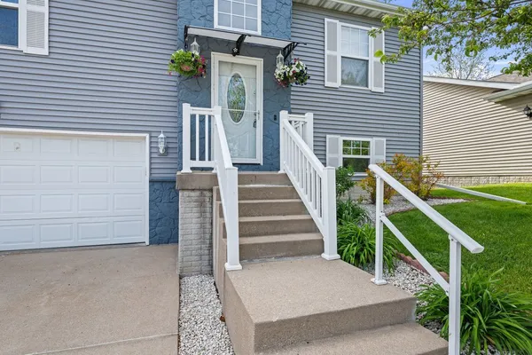 $275,000 | 5118 North Division Street, Davenport, IA 52806