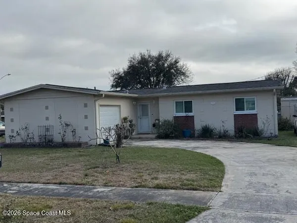 a view of a house with backyard