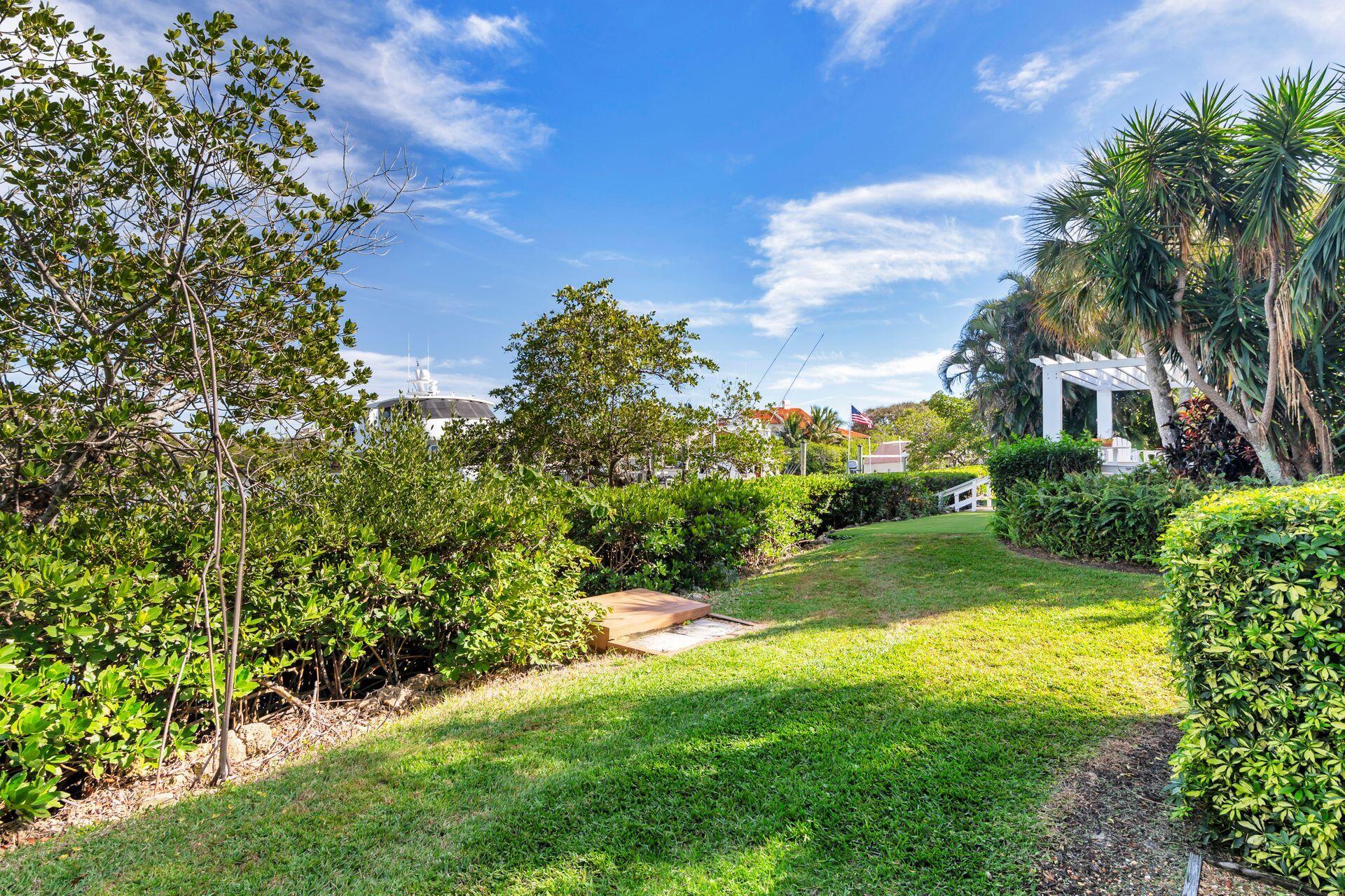 17184 Bay Street Jupiter, FL 33477 - Photo 43 of 46 32