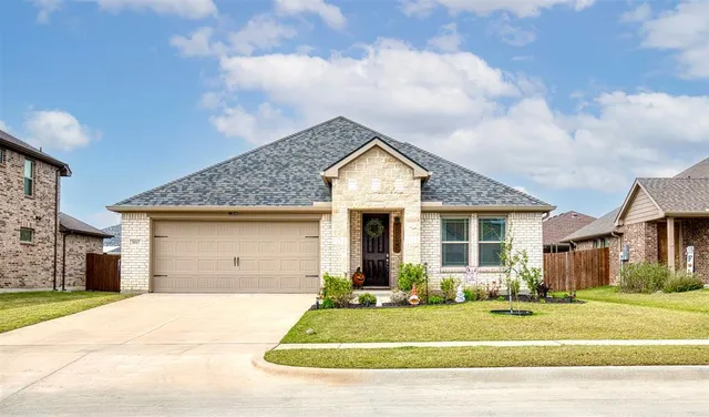 $360,000 | 3015 Cliffview Drive, Sanger, TX 76266